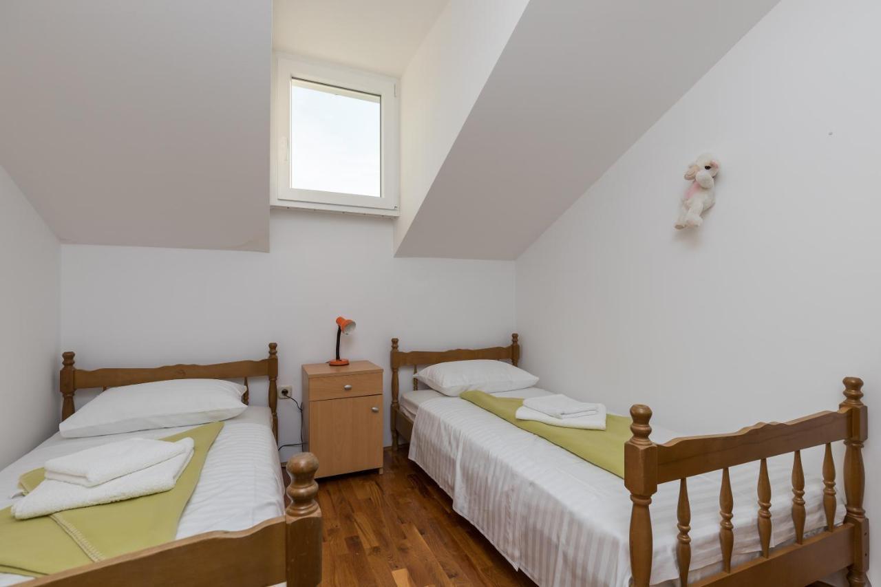 Apartment Zora Čilipi エクステリア 写真
